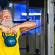 Fit für ein langes Leben: Die Bedeutung von Fitness- & Krafttraining im Alter